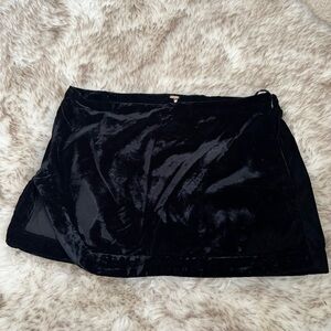 Free People Annalise Black Velvet mini skirt size 6 *NEW WITH TAGS**
